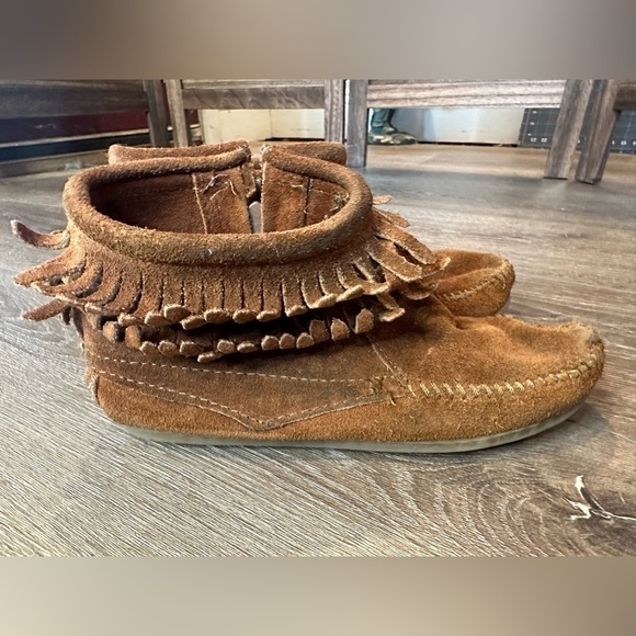 Minnetonka Girl's Double Fringe Side Zip Leather Boot Moccasin, - Picture 7 of 7